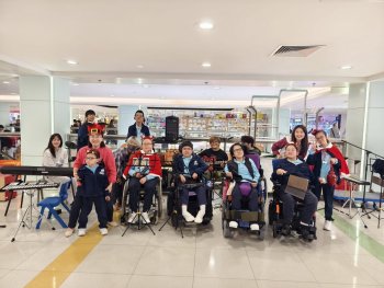 聖誕學生自組禾輋商場報佳音