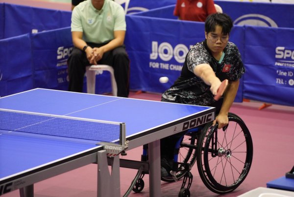 恭喜鄭中同學代表中國香港在首屆世界展能青年運動會（World Abilitysport Youth Games）取得乒乓球男子單打級別5 的金牌。