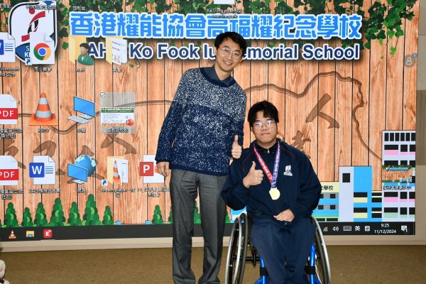 恭喜鄭中同學代表中國香港在首屆世界展能青年運動會（World Abilitysport Youth Games）取得乒乓球男子單打級別5 的金牌。