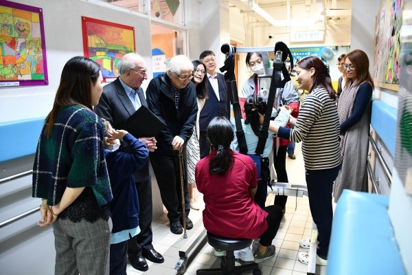 萬瑞庭慈善基金主席萬瑞庭先生(Mr. Peter Van Zuiden)到學校參觀