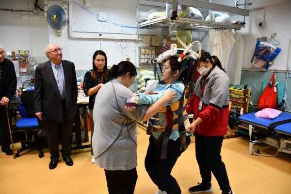 萬瑞庭慈善基金主席萬瑞庭先生(Mr. Peter Van Zuiden)到學校參觀