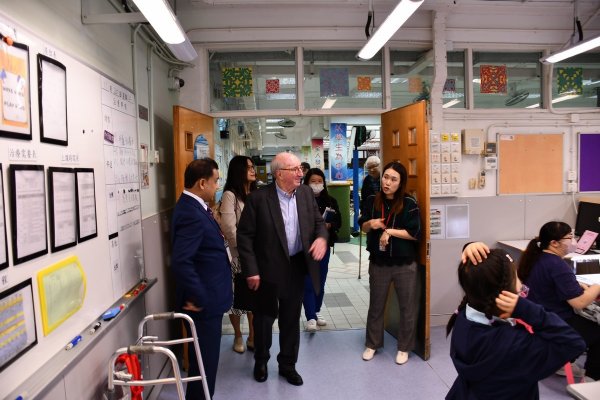 萬瑞庭慈善基金主席萬瑞庭先生(Mr. Peter Van Zuiden)到學校參觀