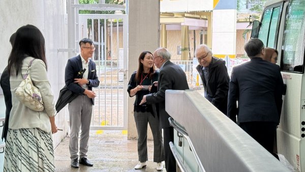 萬瑞庭慈善基金主席萬瑞庭先生(Mr. Peter Van Zuiden)到學校參觀