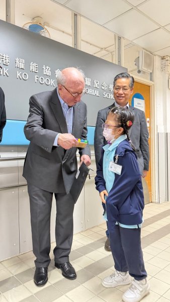 萬瑞庭慈善基金主席萬瑞庭先生(Mr. Peter Van Zuiden)到學校參觀
