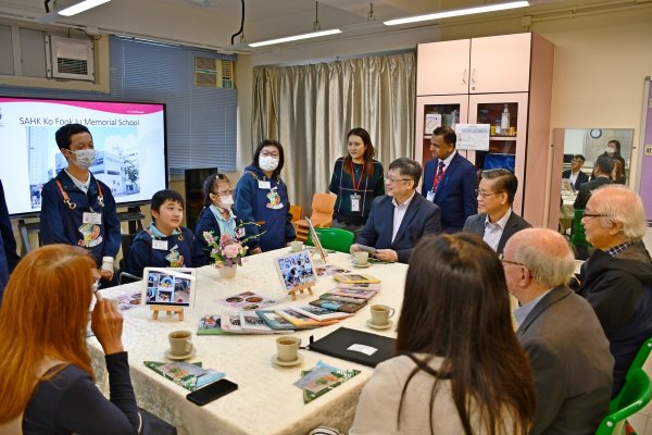 萬瑞庭慈善基金主席萬瑞庭先生(Mr. Peter Van Zuiden)到學校參觀