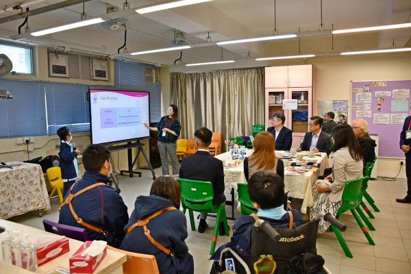 萬瑞庭慈善基金主席萬瑞庭先生(Mr. Peter Van Zuiden)到學校參觀
