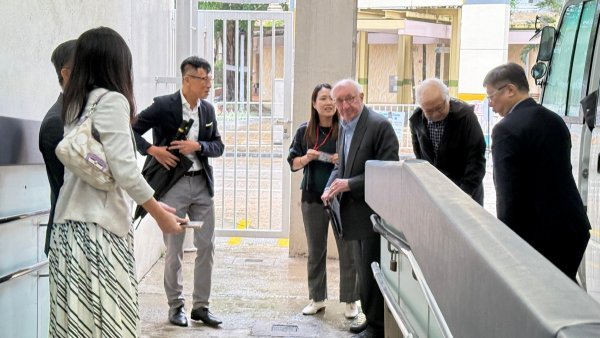 萬瑞庭慈善基金主席萬瑞庭先生(Mr. Peter Van Zuiden)到學校參觀
