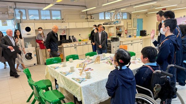 萬瑞庭慈善基金主席萬瑞庭先生(Mr. Peter Van Zuiden)到學校參觀