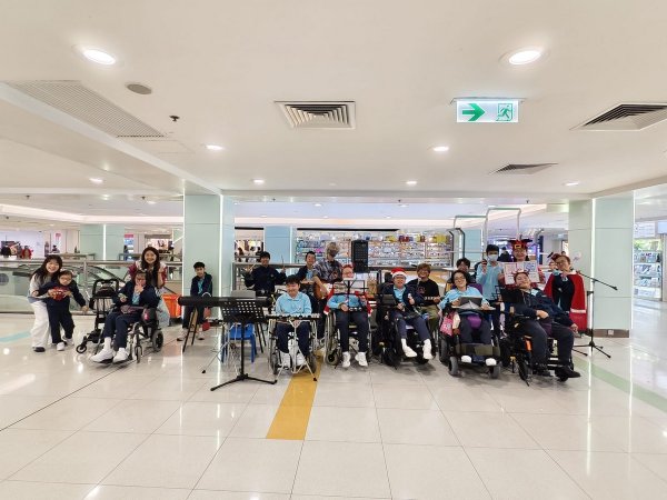 聖誕學生自組禾輋商場報佳音