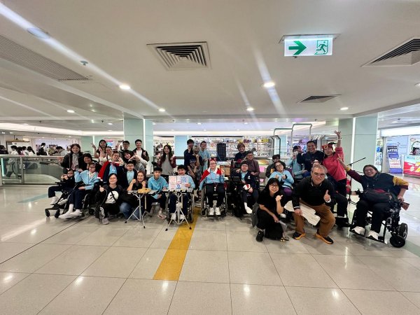 聖誕學生自組禾輋商場報佳音