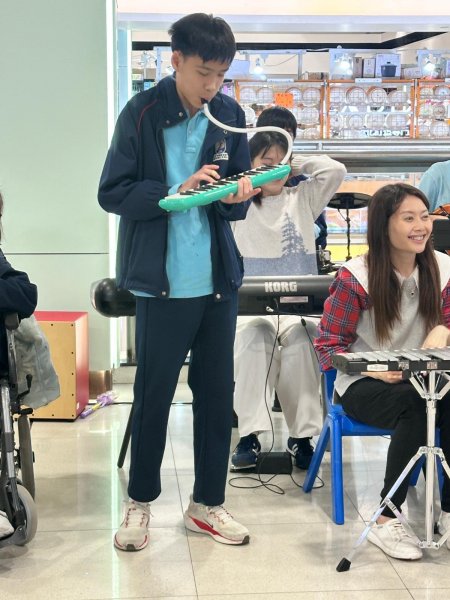 聖誕學生自組禾輋商場報佳音