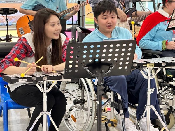 聖誕學生自組禾輋商場報佳音